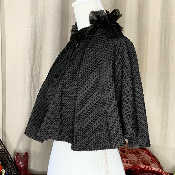 1900s Ladies Capelet - Picture 2 of 7